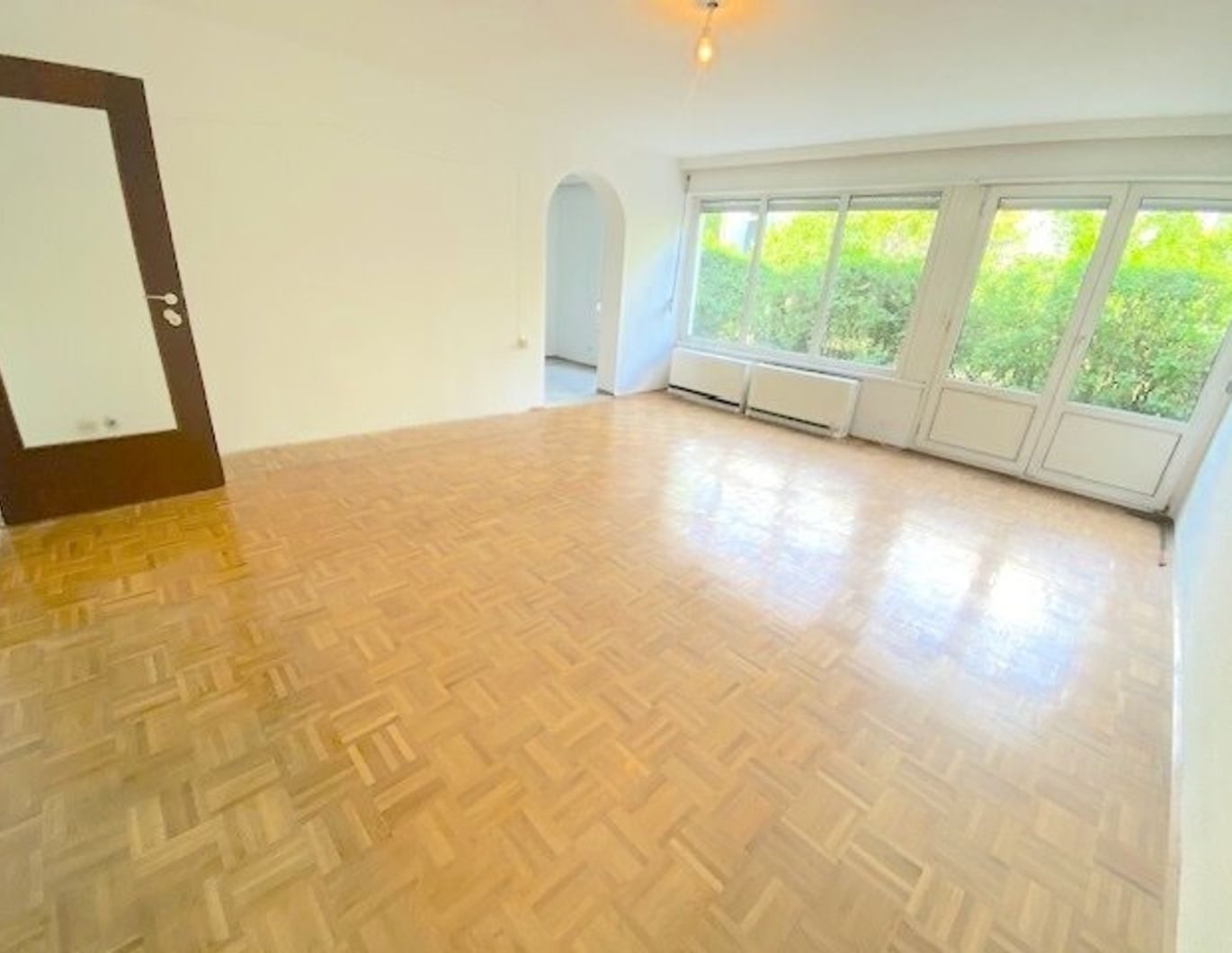 PROVISIONSFREI! HAUSEIGENER POOL! UNSANIERTE 2-ZIMMER WOHNUNG MIT TERRASSE AUF DER HOHEN WARTE!