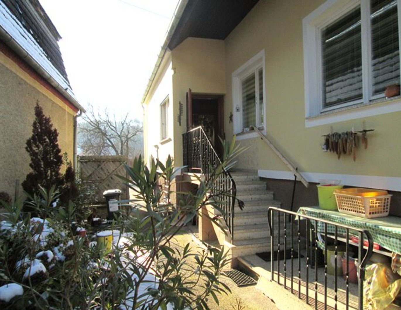 Solides, erweiterbares Haus in Ortslage mit Gärten und Nebengebäuden!