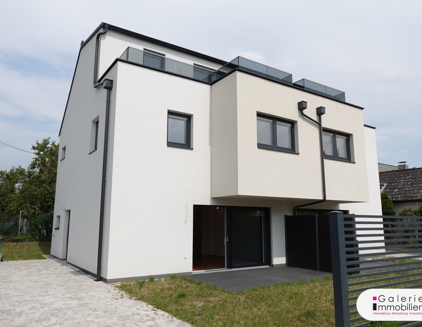 Erstbezug: Sehr schöne, helle und ruhige Doppelhaushälfte (links) mit 4 Zimmern, Eigengarten und Panoramablick-Dachterrasse!
