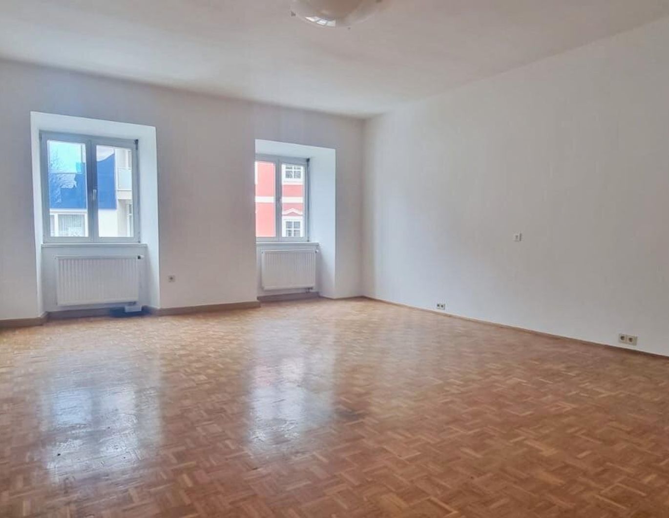 Großzügige Altbau - Wohnung 1 Stock - wohnen im Zentrum !