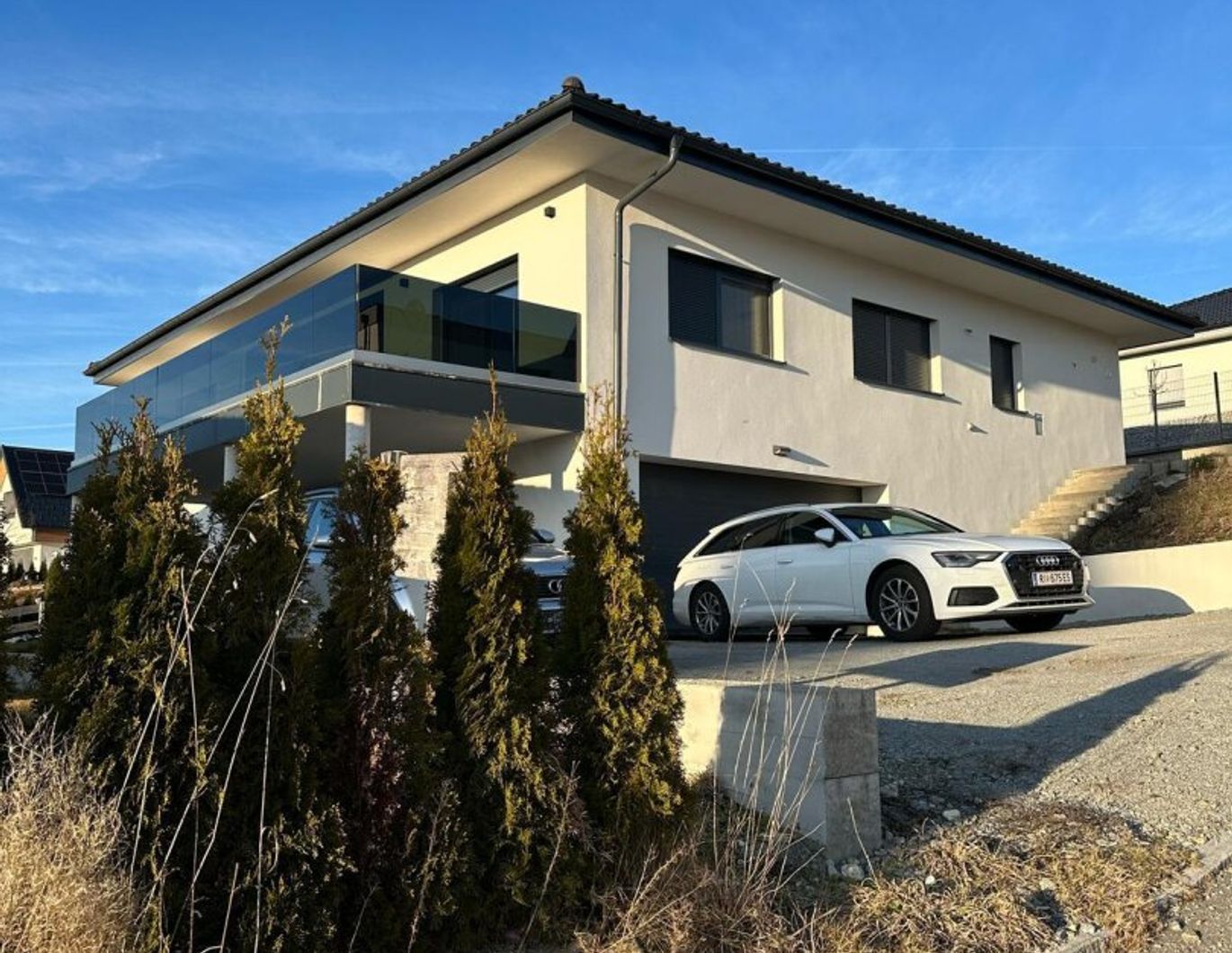 Modernes Einfamilienhaus mit Garage