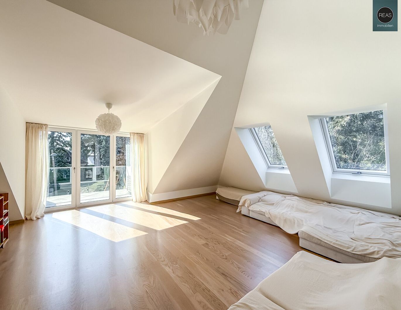 Provisionsfrei: Klimatisiertes Dachgeschoss Maisonette Apartment mit 2 Balkonen in Bestlage von Grinzing!