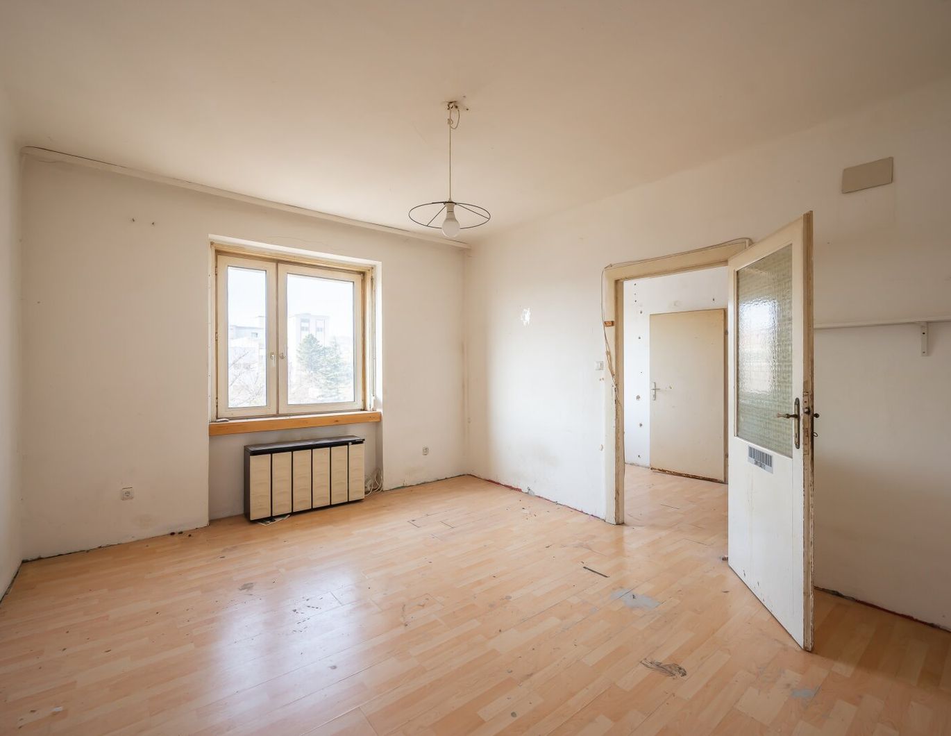 ++NEU++ Ruhige 2-Zimmer Altbau-Wohnung mit getrennter Küche, viel Umbau-Potenzial!