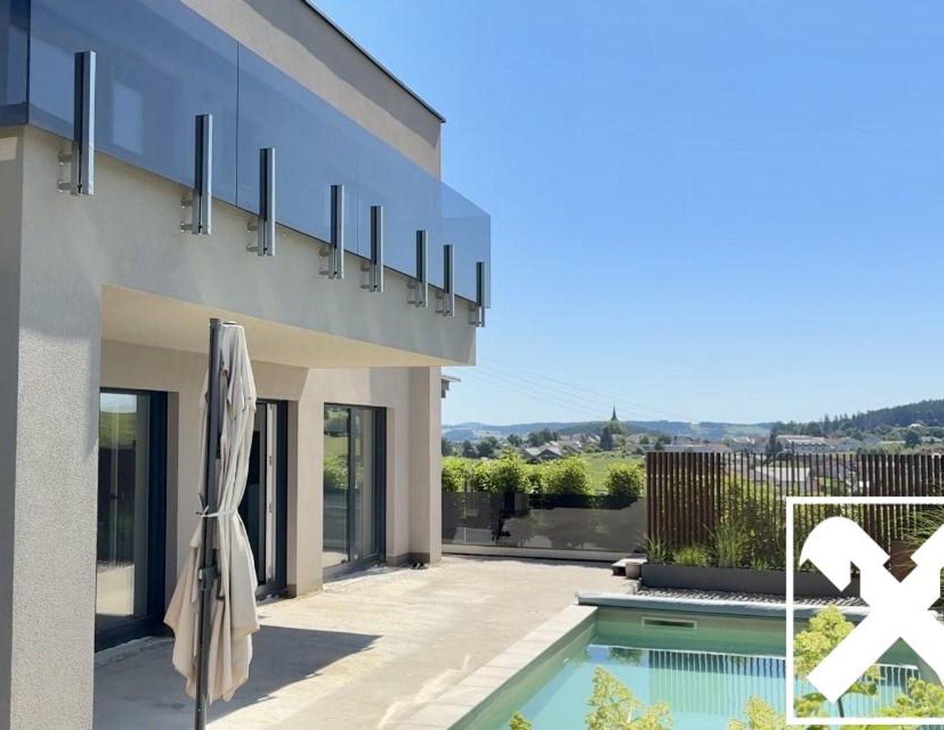 Zuhause ankommen: Traumhaus mit Salzwasserpool und moderner Gartengestaltung.
