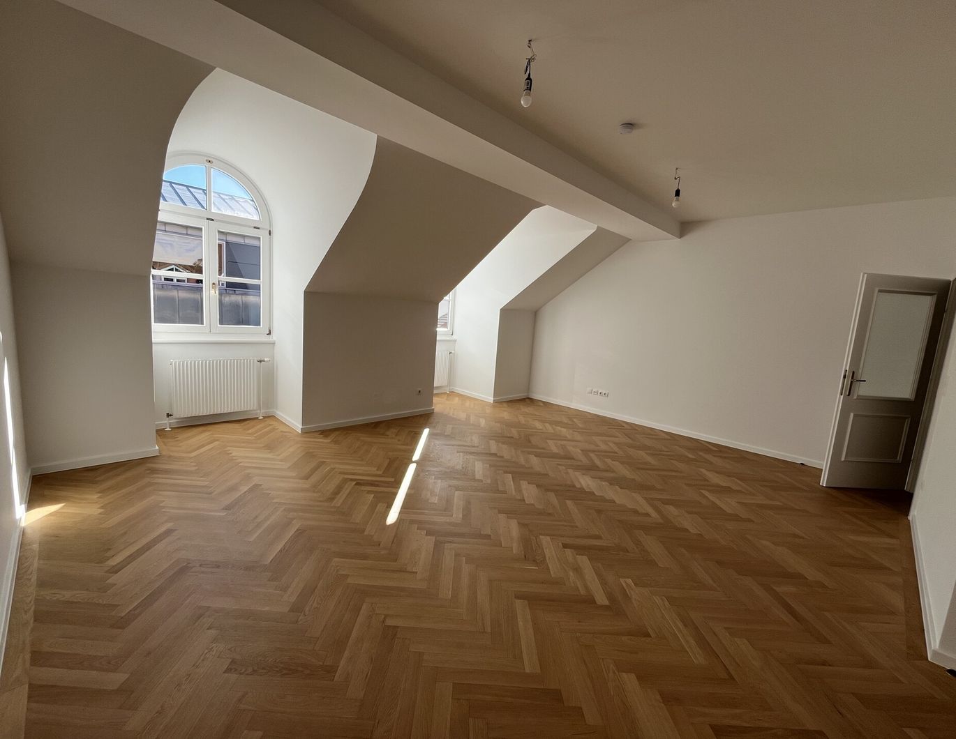 Generalsanierte 2-Zimmer-Dachgeschoßwohnung - zu mieten in repräsentativer Innenstadtlage in 1010 Wien