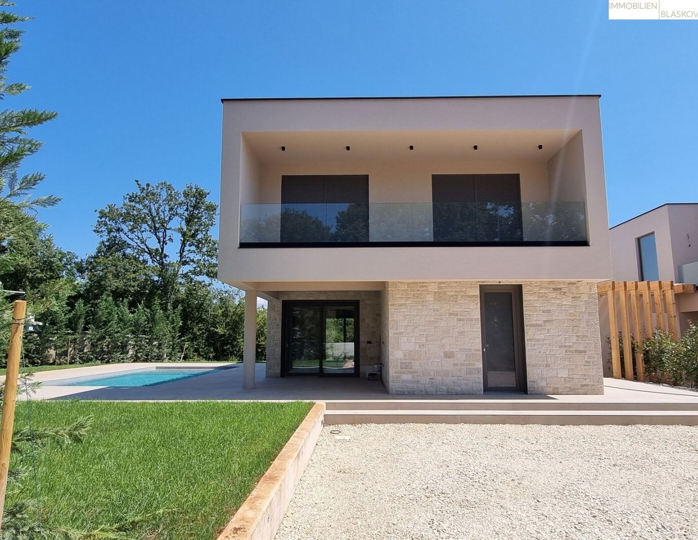 NEUBAU! Moderne Villa mit Swimmingpool in der Nähe von Porec