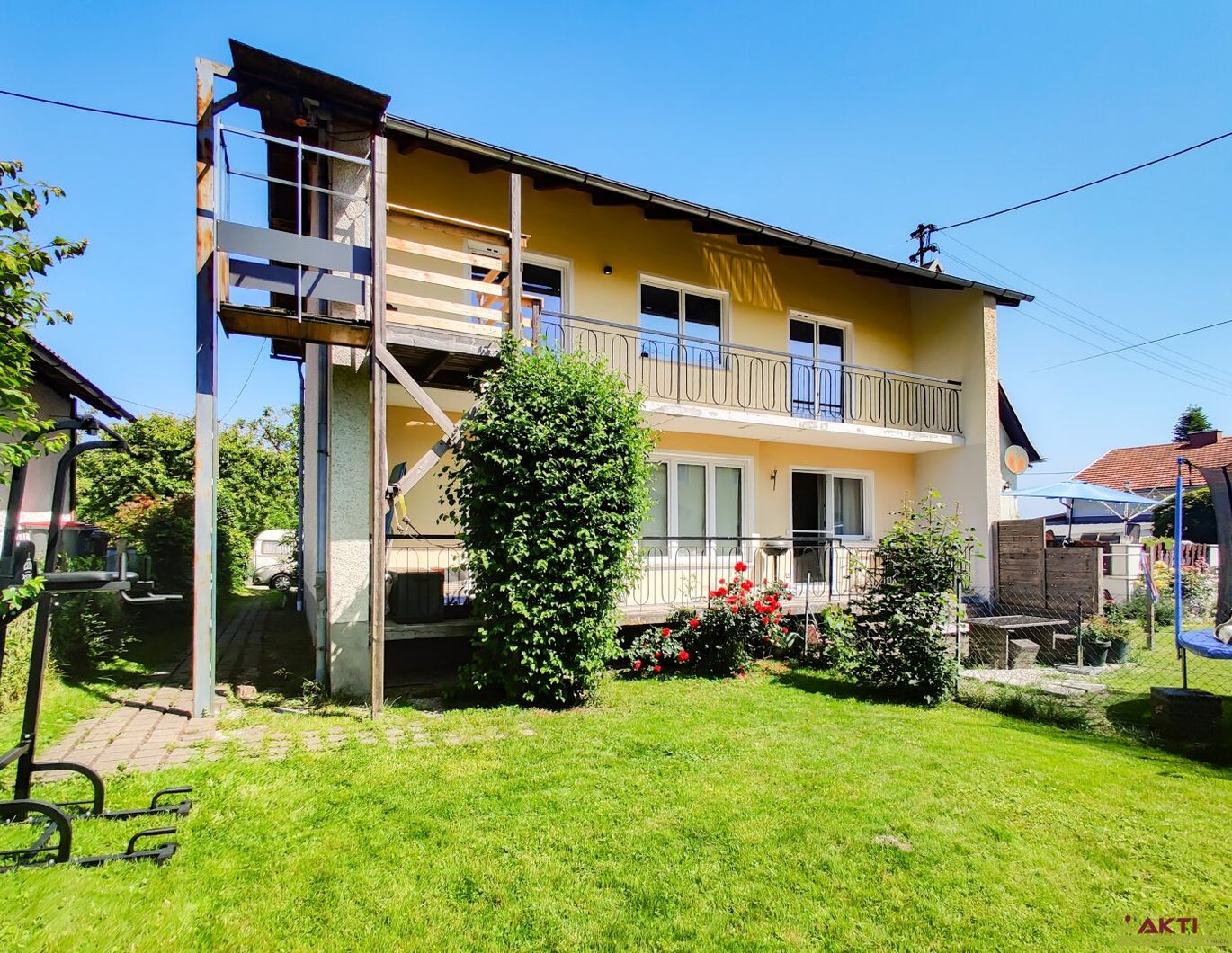 Modern renoviert in Ruhelage: Eigentumswohnung mit Balkon, Gartenanteil & Garage