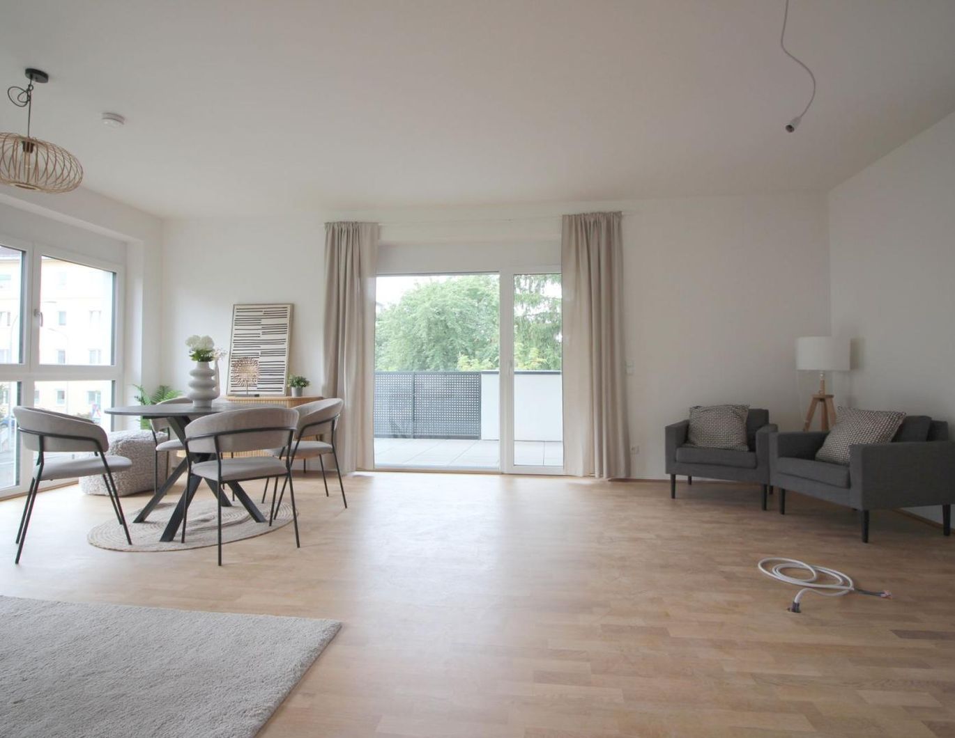 STYLISCHE 3-ZIMMER-WOHNUNG MIT GROSSEM BALKON UND TIEFGARAGE - EGGENBERG - NÄHE UKH