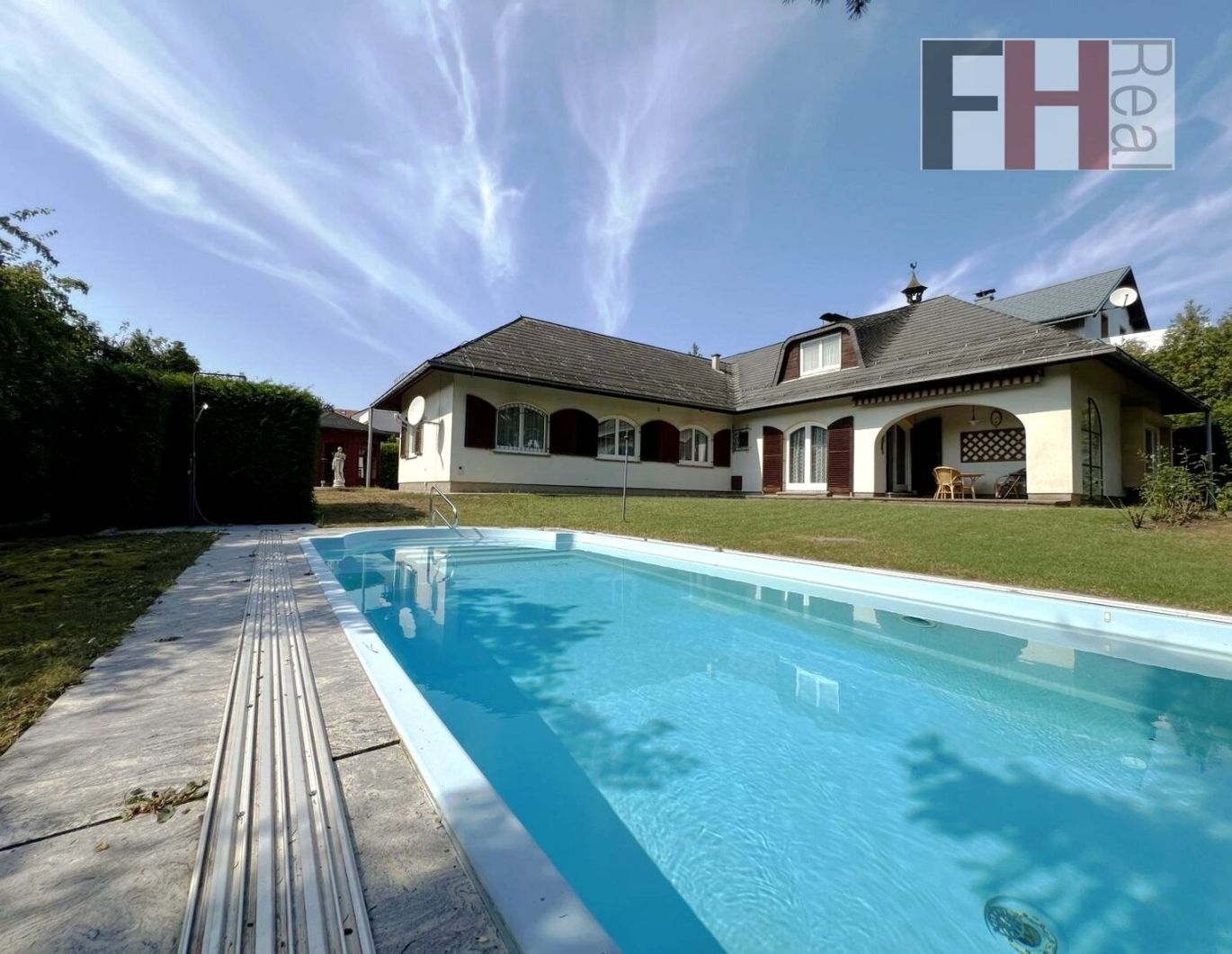Solider Bungalow, perfekte Lage, guter Grundriss, großer Garten, schöner Pool!