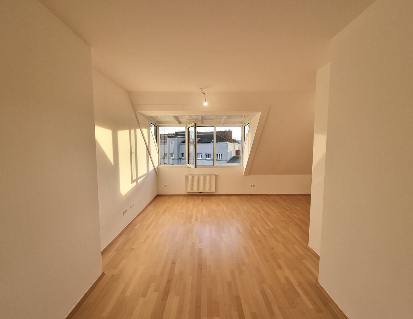 Nähe U1 | Klimatisierte Dachgeschosswohnung mit tollem Wienblick | Tiefgarage