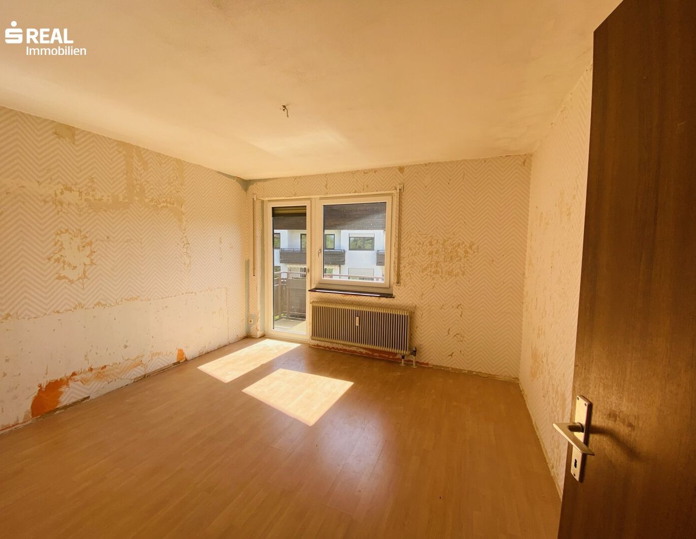 Sanierungsbedürftige 4-Zimmer-Wohnung mit zwei Balkonen in ruhiger Lage