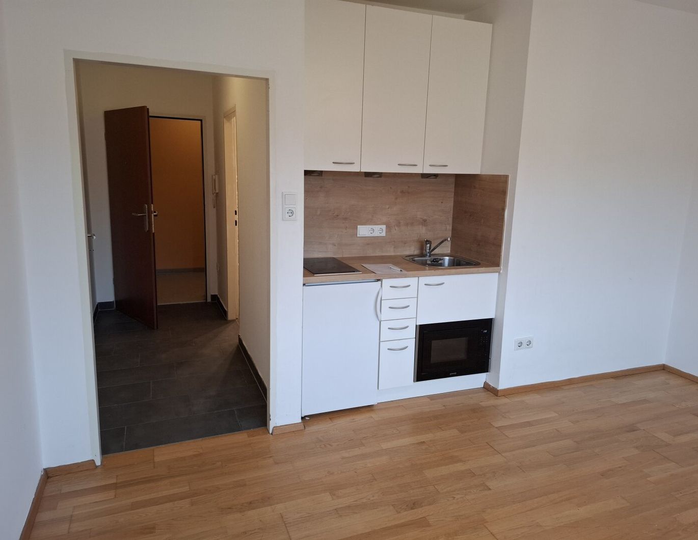 Salzburg Hauptbahnhof, hell, ruhig, Wohnung im 7 OG (letzter Stock)