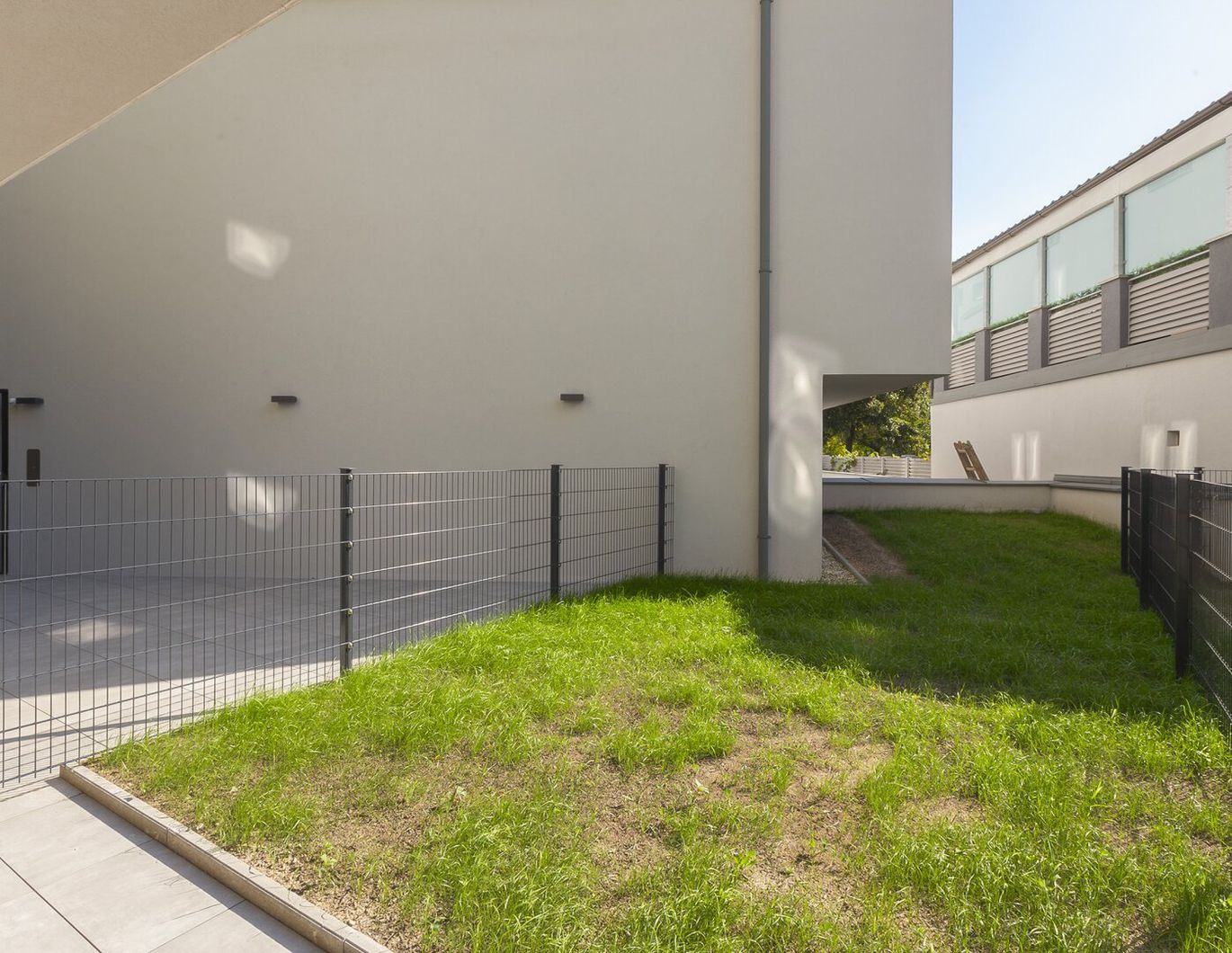 EHK 100 | 1 Zi Studio mit südseitigem Eigengarten & Terrasse