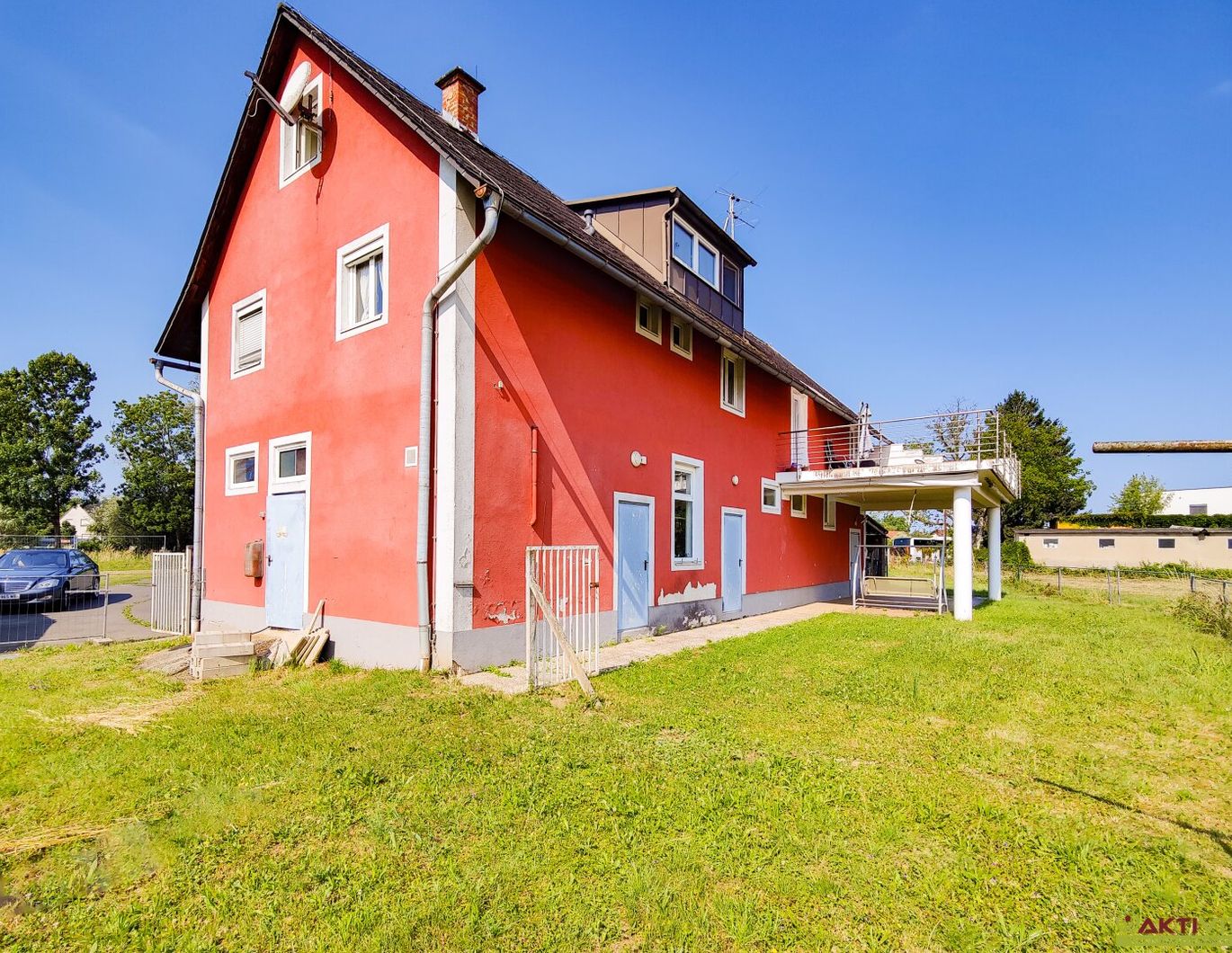 Großzügiges Haus mit Nebengebäude und Baupotential auf über 14.000 m² Grund bei Bad Radkersburg.