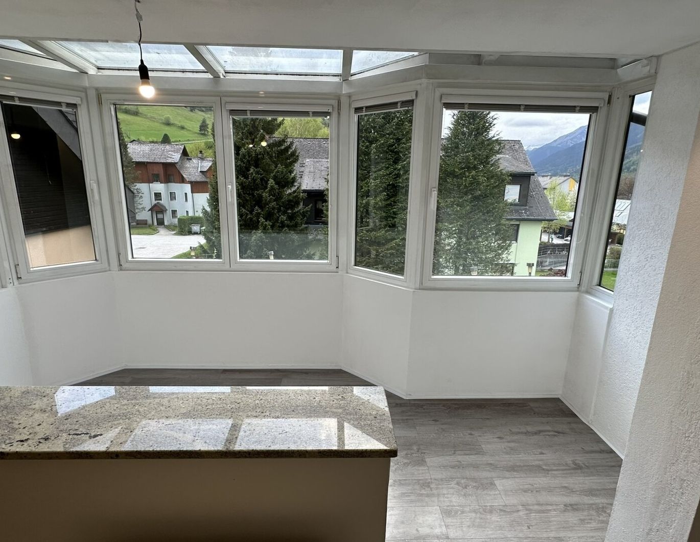 4 Zimmer Eigentumswohnung mit Loggia und Tiefgaragenabstellplatz mit Blick auf die Berge