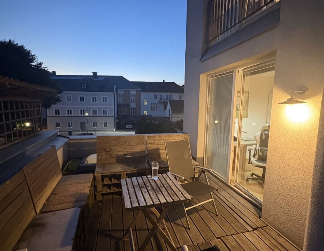 Besonderheit! Gemütliche 2-Zimmer-Maisonettewohnung mit schöner Dachterrasse und möblierter Küche im Stadtzentrum Ried