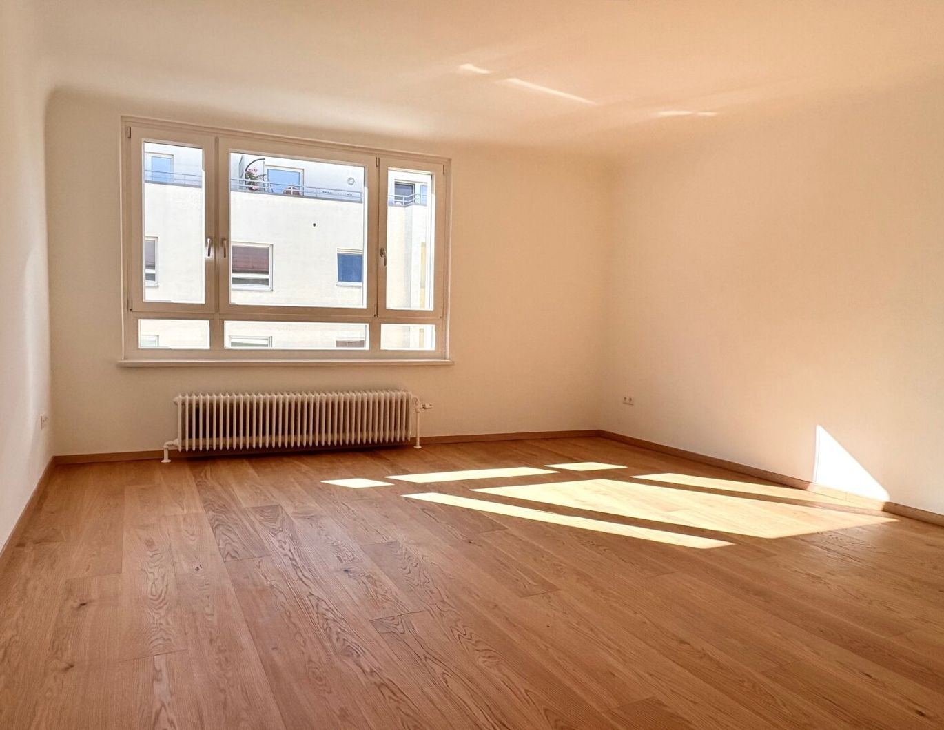 LEBEN IN GERSTHOF - GROSSZÜGIG ANGELEGTE SANIERTE 3 ZIMMER MIT BALKON ZUM INNENHOF