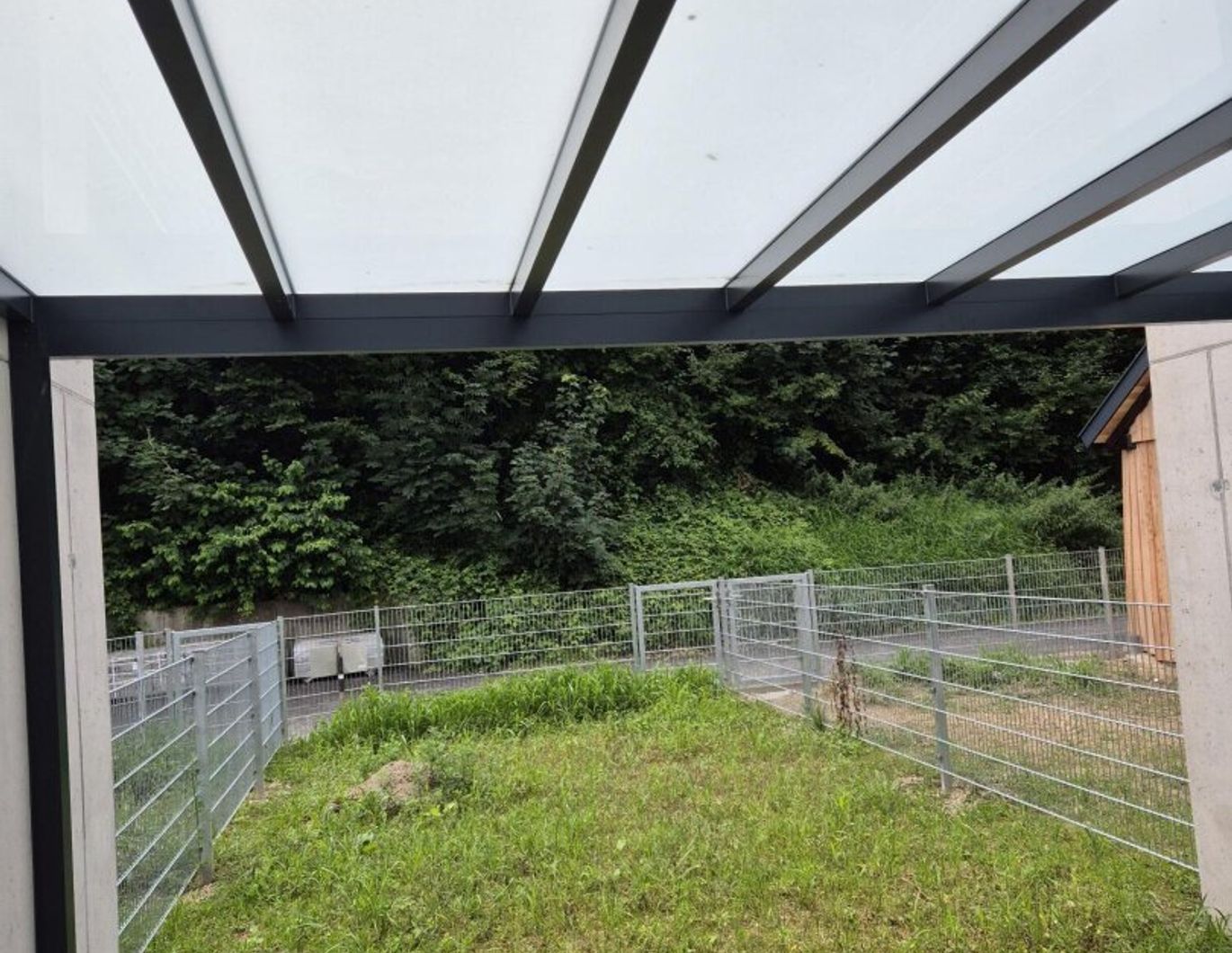 Erstbezugs - Maisonettewohnung mit Reihenhauscharakter mit überdachter Terrasse und Doppelgarage