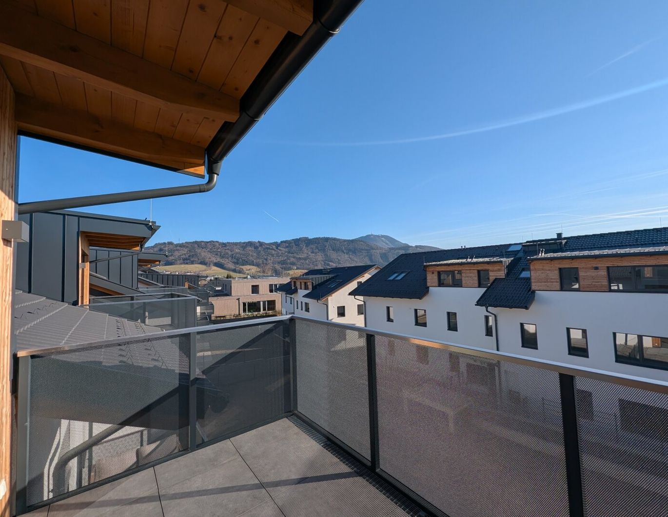 Bezugsfertig - ansprechende 4 Zimmer Erstbezugs-Dachgeschoss-Wohnung mit traumhaftem Ausblick im Ortszentrum Hallwang!