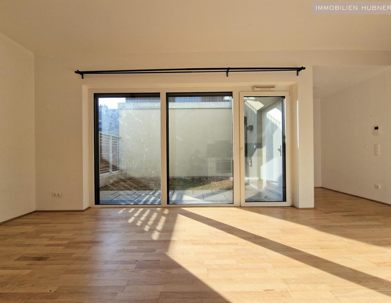 Schicke Neubauwohnung mit kl. Garten in idyllischer Ruhelage