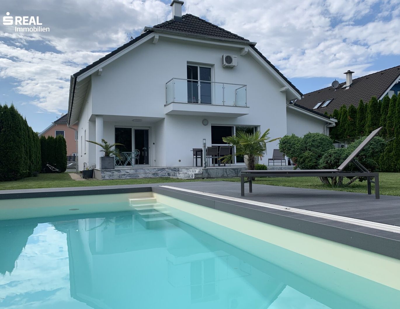 Luxuriöses Wohnen: Designhaus mit Garten, Pool und geräumiger Garage
