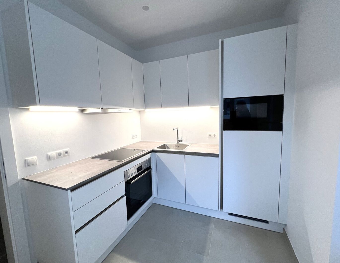 UNBEFRISTET und ERSTBEZUG: Wohnen in Bestlage: Klimatisierte kleine Dachgeschoss-Wohnung