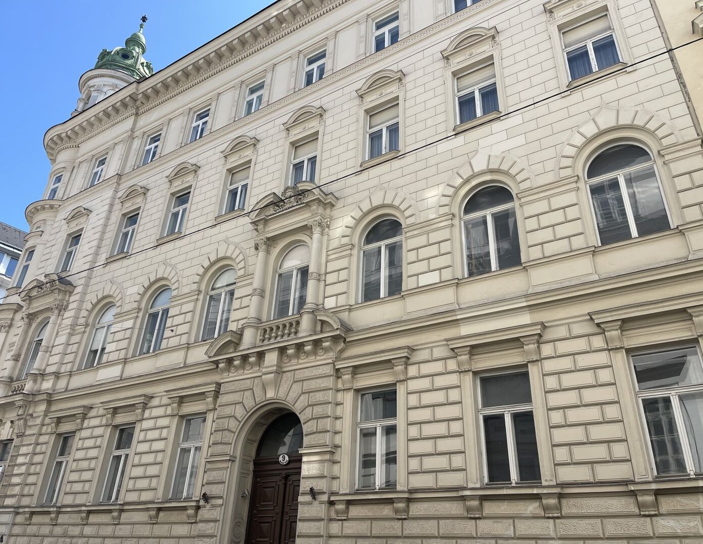 TRAUM ALTBAUWOHNUNG MIT TERRASSE DIREKT BEI KARLSKIRCHE