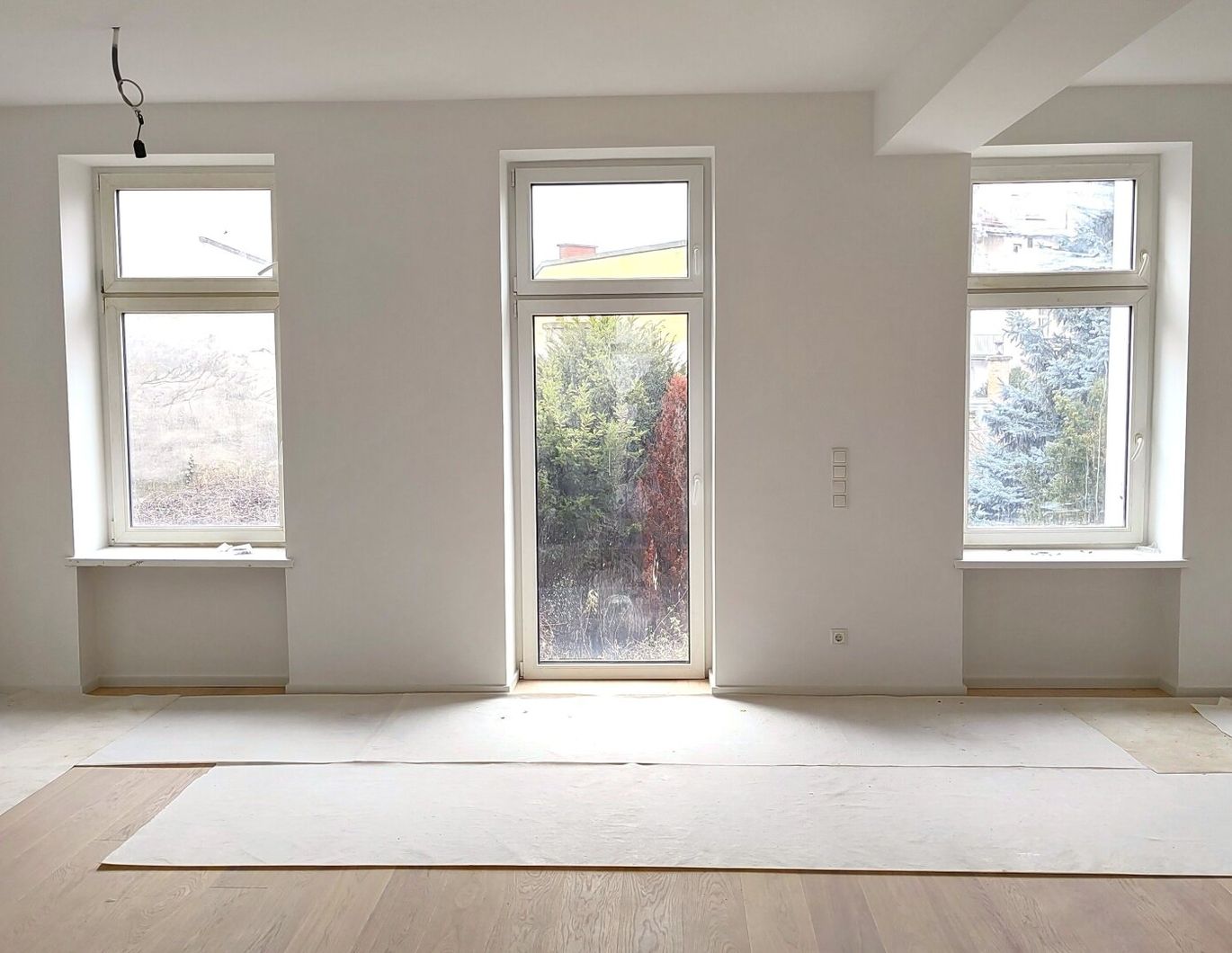 ERSTBEZUG II PERFEKTE 4 ZIMMER MIT RIESIGEM HOFSEITIGEN BALKON / IDEALER GRUNDRISS - WOHNKÜCHE + 3 GETRENNT BEGEHBARE SCHLAFZIMMER / NÄHE SCHÖNBRUNN UND U3