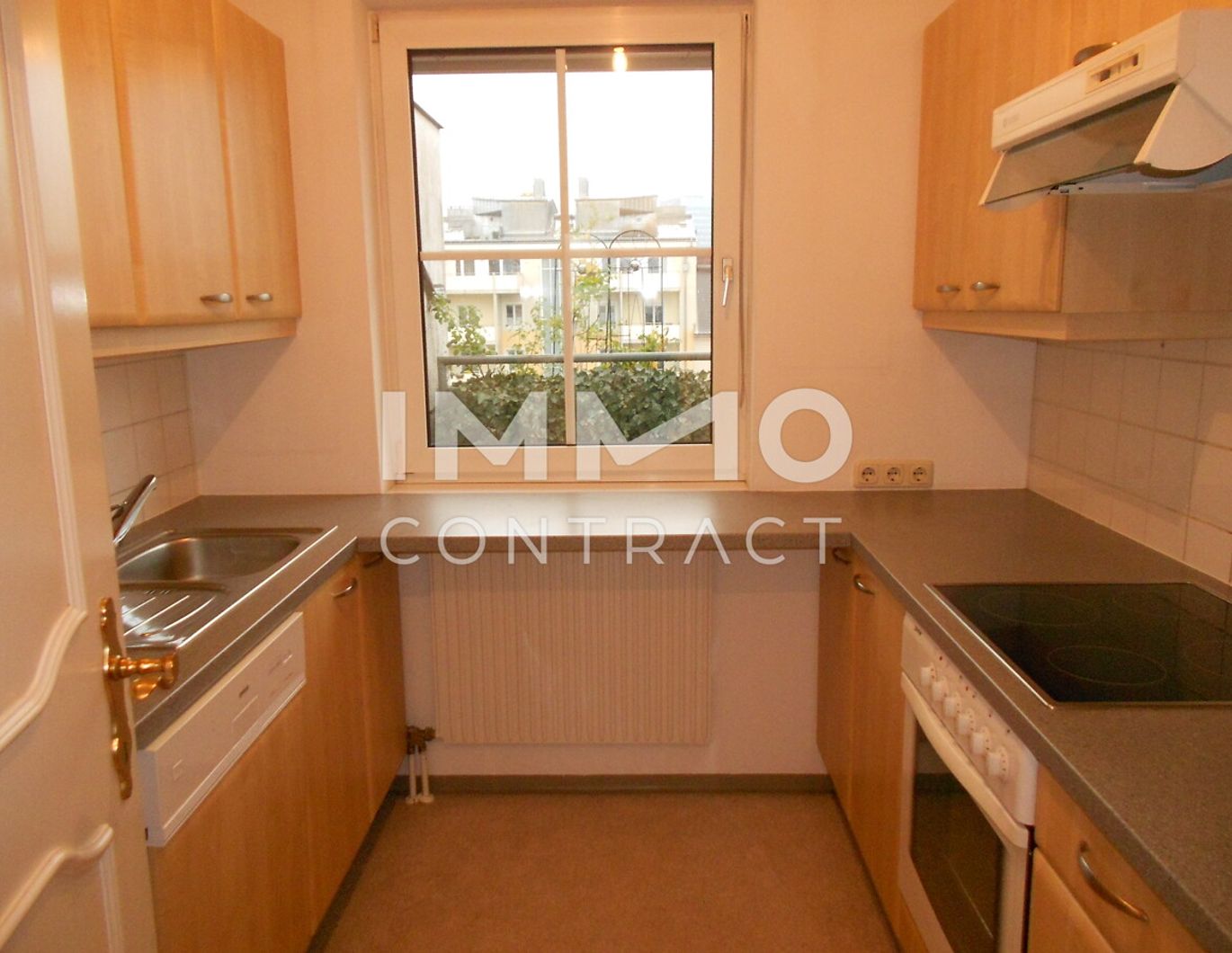 **Ab sofort** Sonnige 3-Zimmer Wohnung mit Dachterrasse in der Volksfeststrasse 34 - Top 13