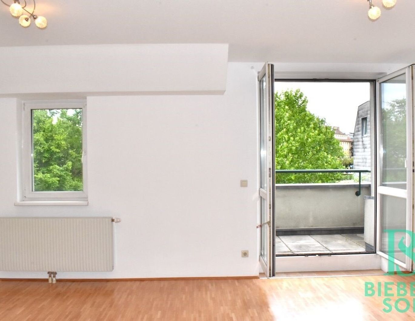 Ruhige, elegante Wohnung im Grünen mit zwei Balkonen