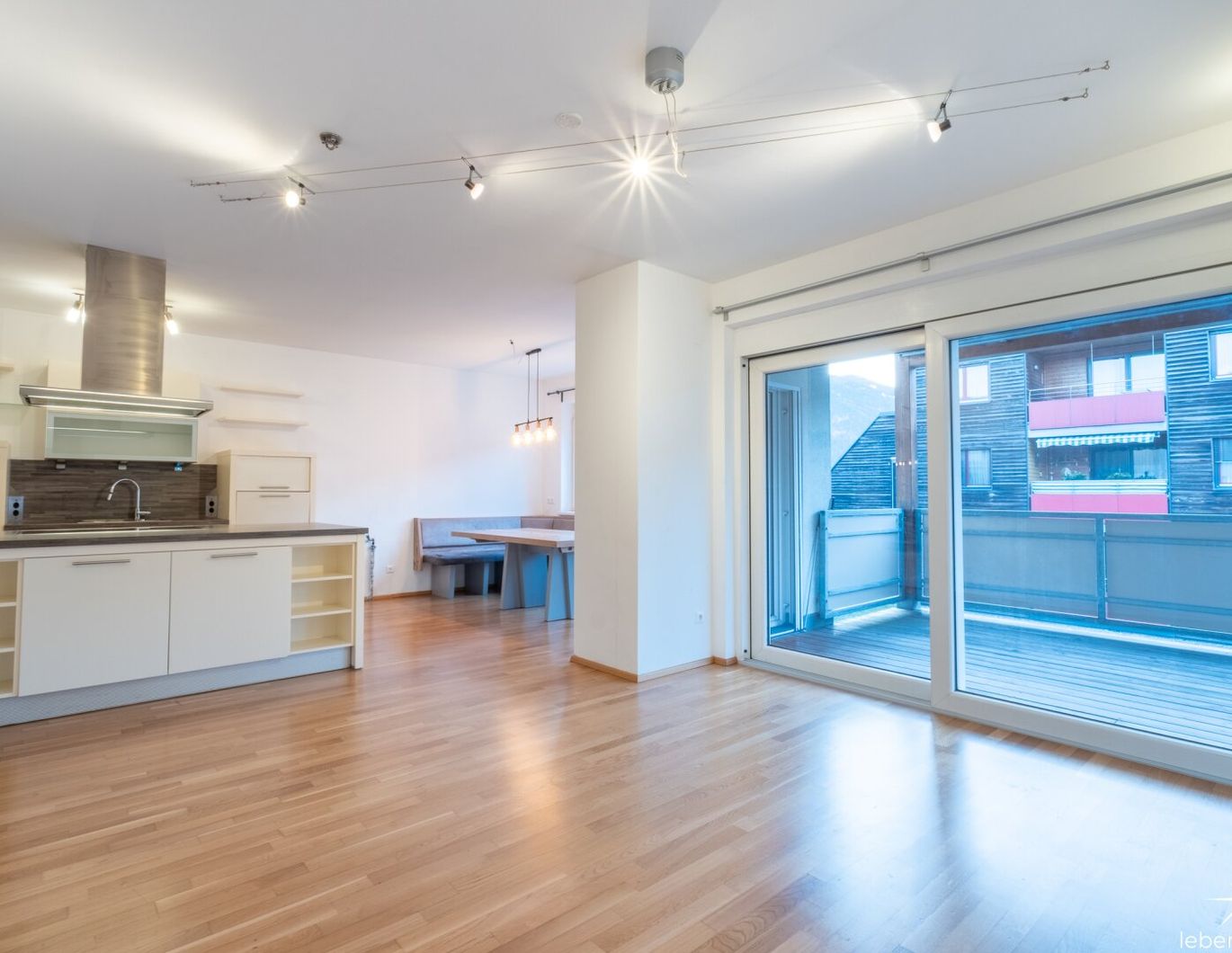 Zentrales Wohlfühlzuhause in Spittal: Moderne 4 - Zimmer Wohnung mit Balkon & Tiefgaragenplatz.