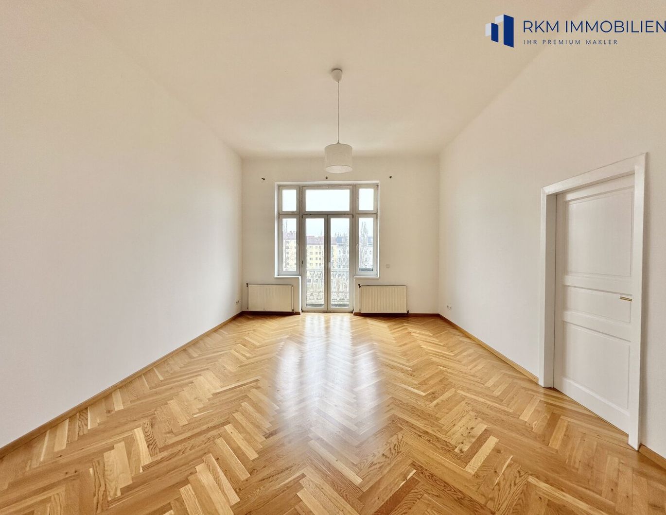 Klassische Wiener Altbauwohnung mit 4 Zimmern und Balkon mit Blick auf den Donaukanal