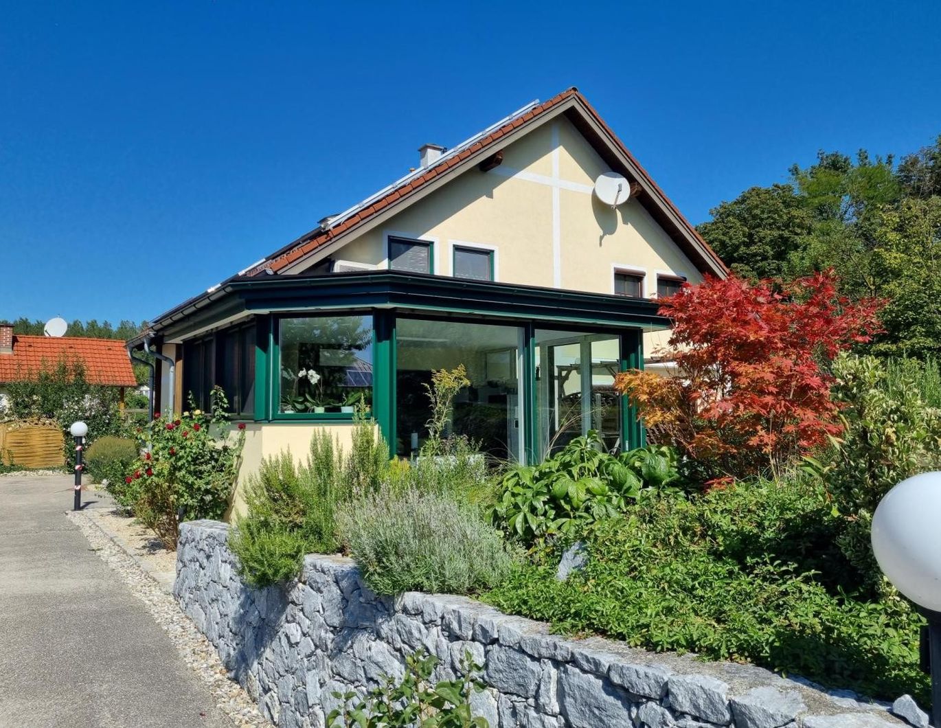 DOPPELHAUS MIT TOP-AUSSTATTUNG IN ABSOLUTER RUHELAGE