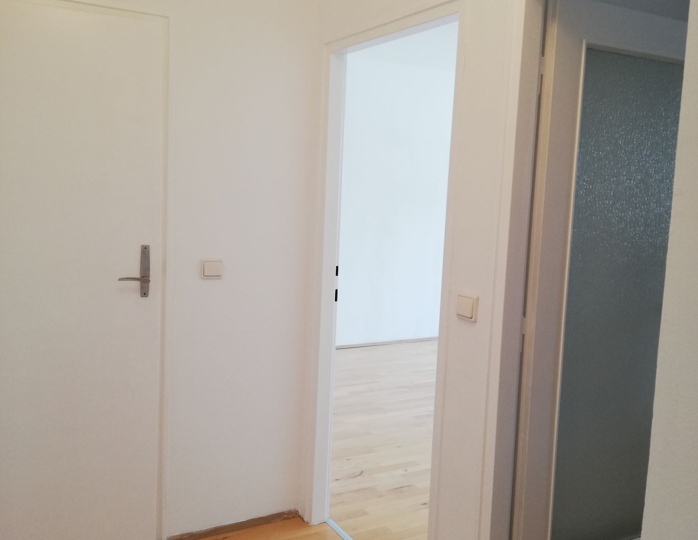 Sehr Schöne, helle 2- Zimmer Wohnung in Zentraler Lage, U-Bahn Nähe, WG geeignet, Provisionsfrei