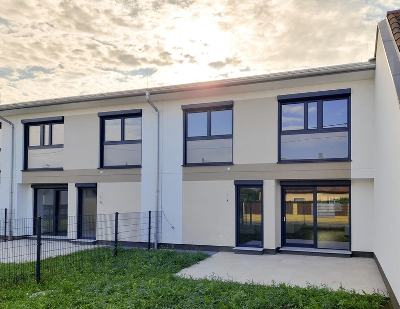 Nur 170m vom Badeteich Hirschstetten. Modernes Reihenhaus mit Garten und Vollunterkellerung