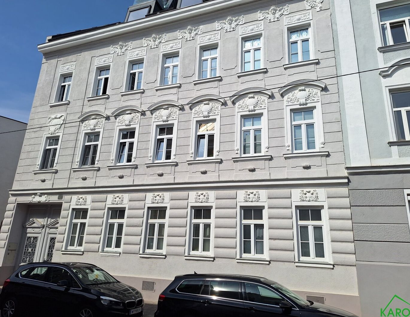 DACHGESCHOSSWOHNUNG IN WUNDERSCHÖNEM STILALTBAU *INKL. KÜCHE, KLIMA & BALKON*