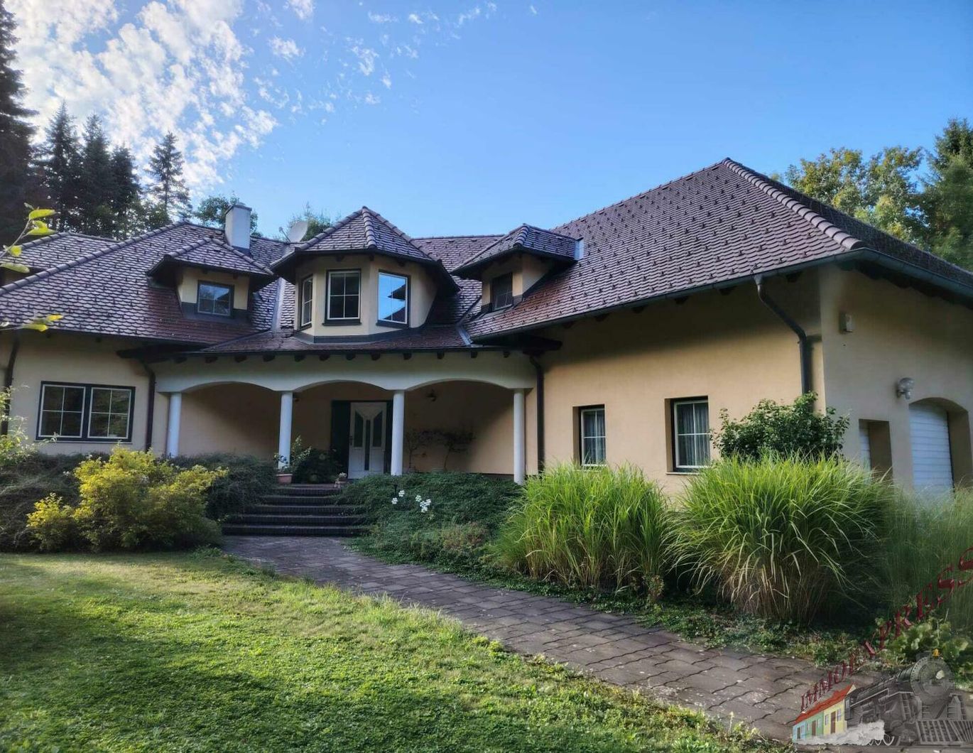 Tolle Villa mit neuer PV-Anlage bietet viel Platz und ruhige, grüne Umgebung - 38 min zur Stadtgrenze Wien!