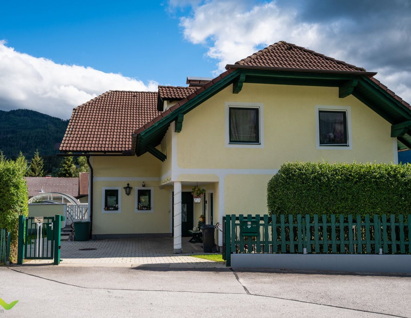 Ein-Zweifamilienhaus mit Swimmingpool, XXL-Terrasse, Doppelgarage, einzigartigem Grimmingblick und Zweitwohnsitzgenehmigung