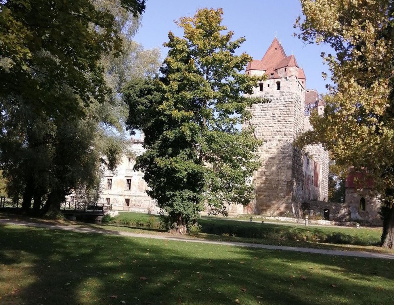 Im Schloß wohnen...............geht nicht da Ruine, aber Neubau nahe Schlosspark