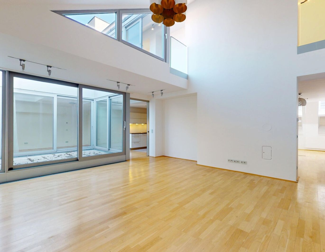 Helle Dachgeschosswohnung mit Terrassen und Blick auf die Karlskirche