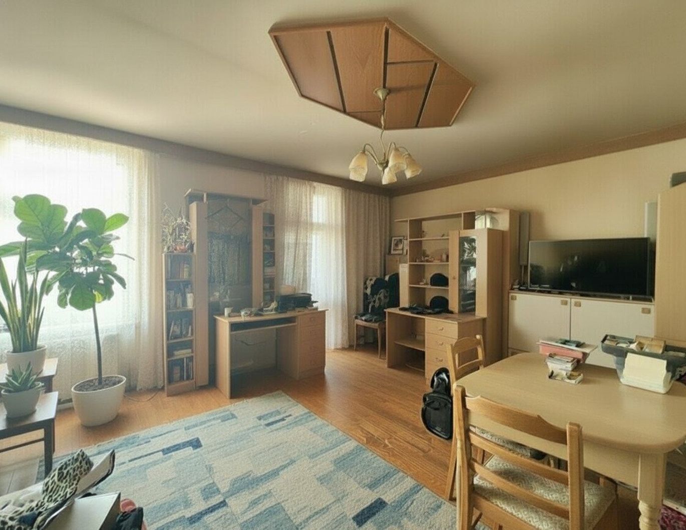 Sanierungsbedürftige 2-Zimmer-Altbauwohnung mit separater Küche und rd. 22 m² Eigengarten in zentraler Grazer Lage nähe Augarten