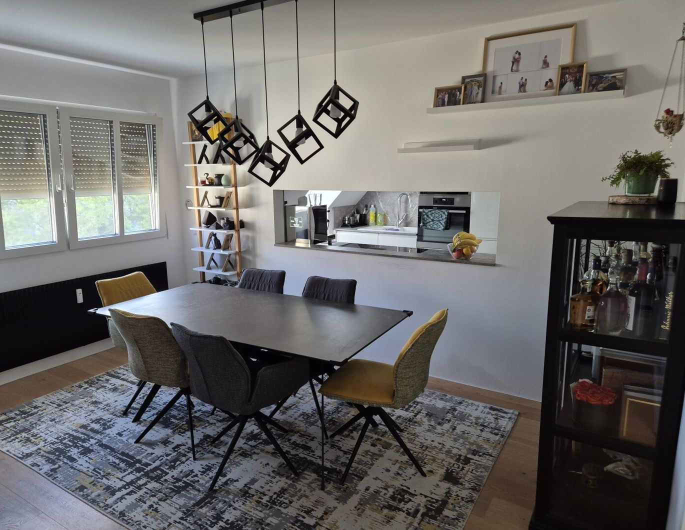Klimatisierte Drei-Zimmer-Dachgeschoss-Wohnung in Ruhelage nahe dem Liesinger Platz mit Garagenstellplatz inklusive!