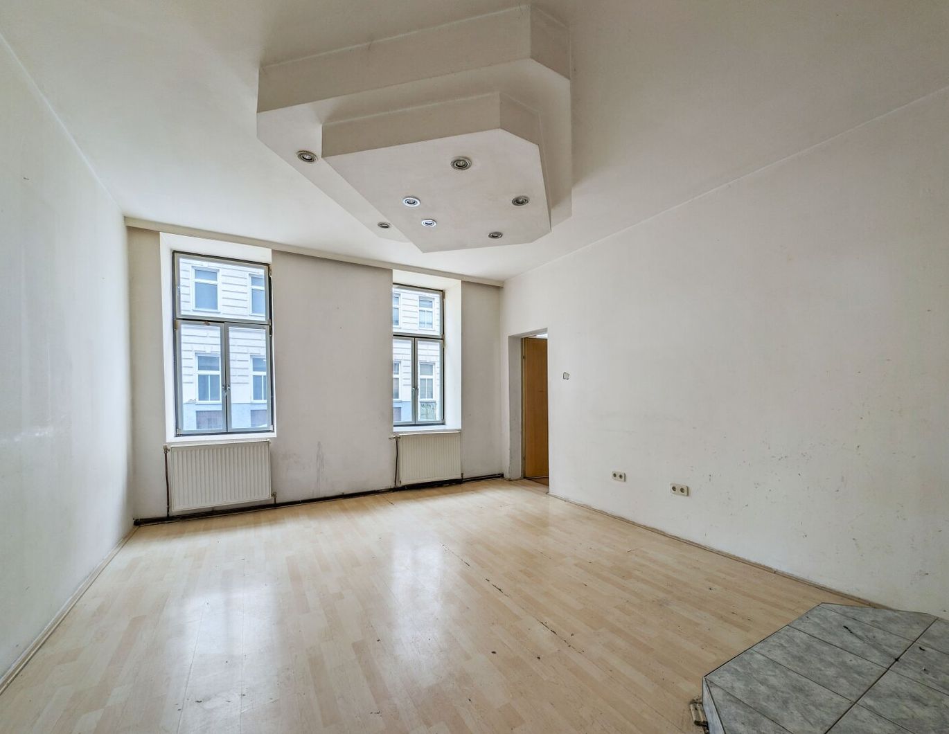 ++Q16++ 4-room flat in an old building with lots of potential on the ground floor