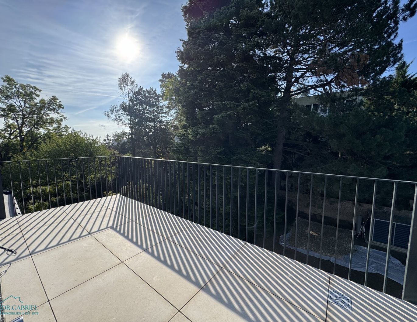 MODERNE PENTHOUSEWOHNUNG IN KOMPLETT RESTAURIERTER JAHRHUNDERTWENDEVILLA - ERSTBEZUG