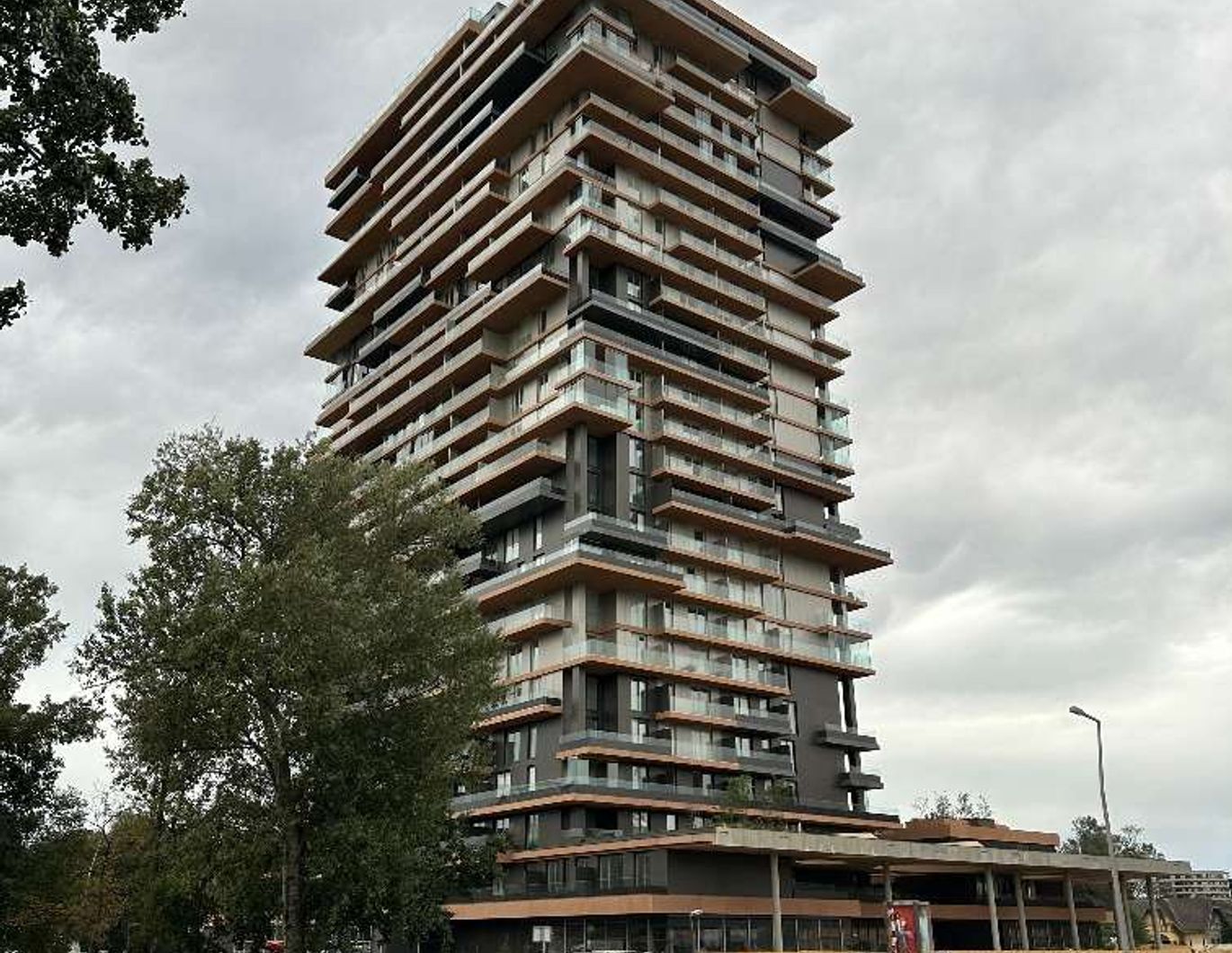 Erstbezug exklusive 2-Zimmer-Premiumwohnung im Grünblick Tower mit Smart Home & Rooftop-Pool (DE/EN)