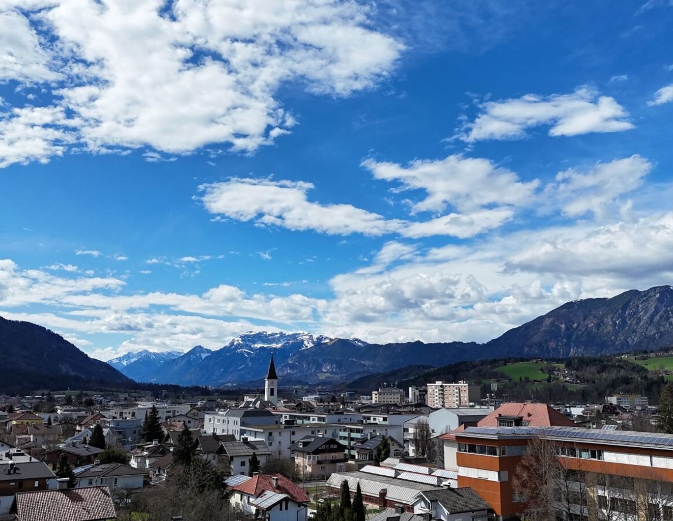 Wörgl - Neuwertige 3-Zimmer-Wohnung mit Terrasse und Stellplatz - Einziehen und Wohlfühlen!