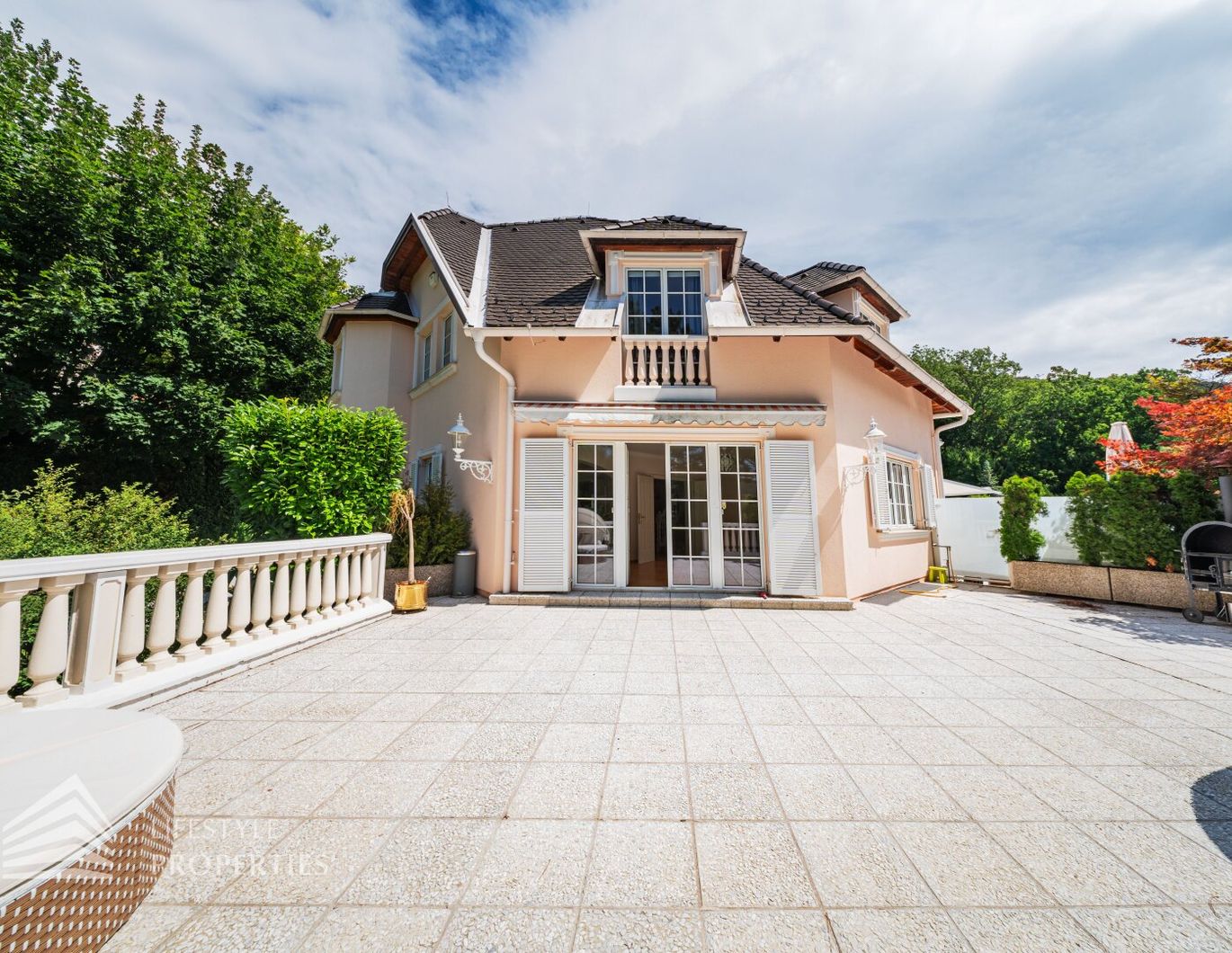 Elegantes Haus mit großzügiger Terrasse und gepflegtem Garten