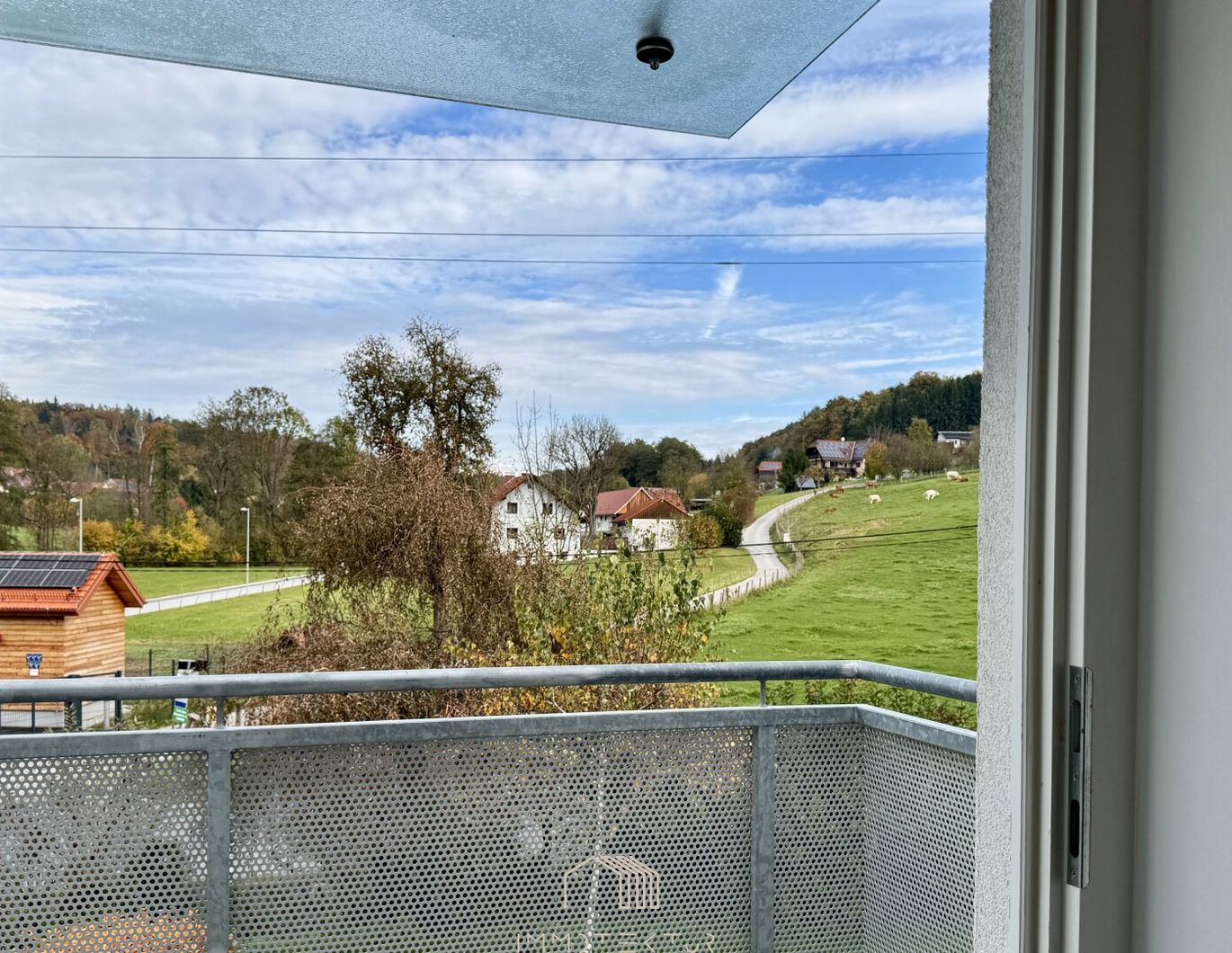 NATURVERBUNDEN: Sonnige 4-Zimmer-Wohnung mit 4 Balkonen und Parkplatz