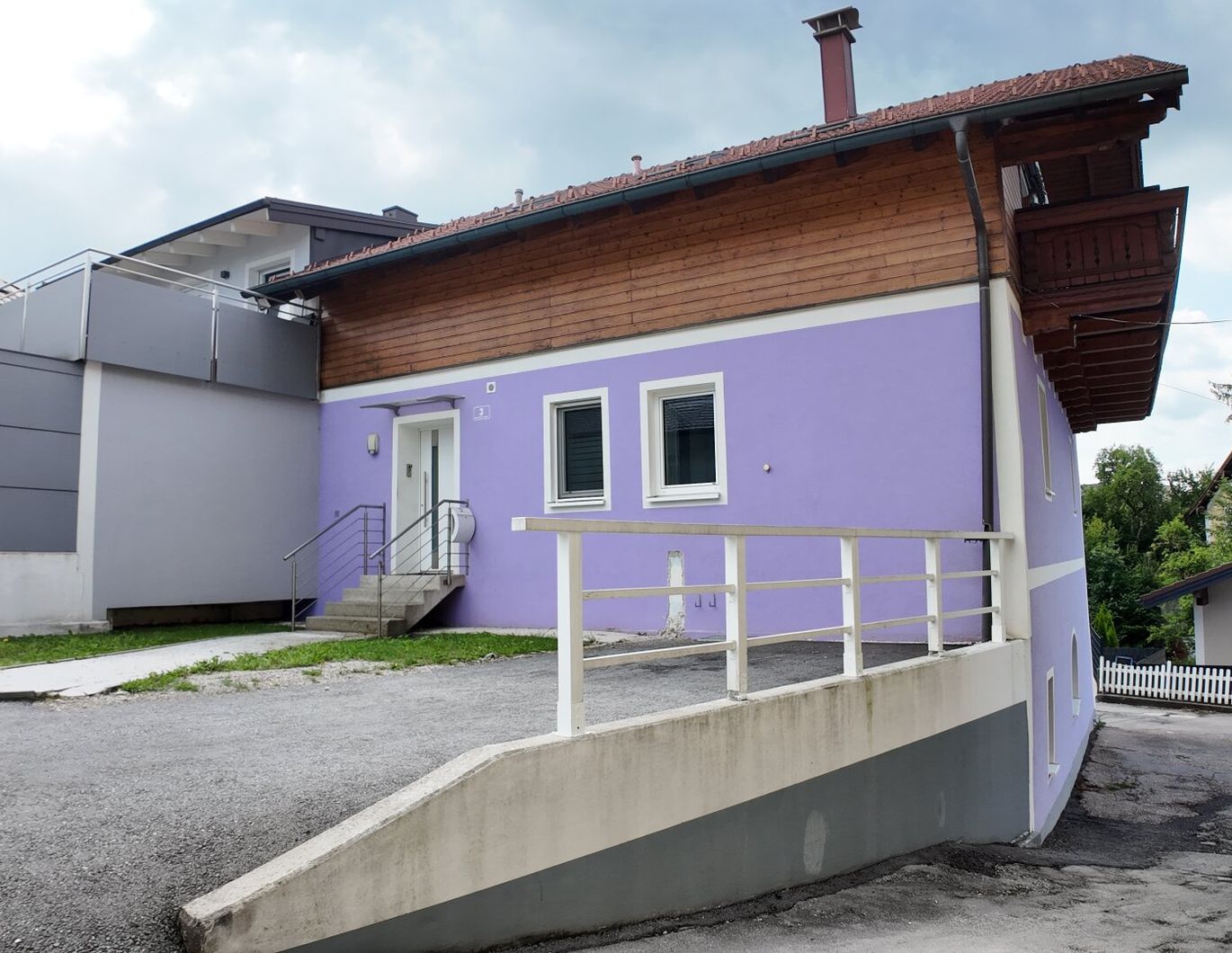 Teilsanierte Doppelhaushälfte mit 3 Wohneinheiten in Neumarkt am Wallersee!
