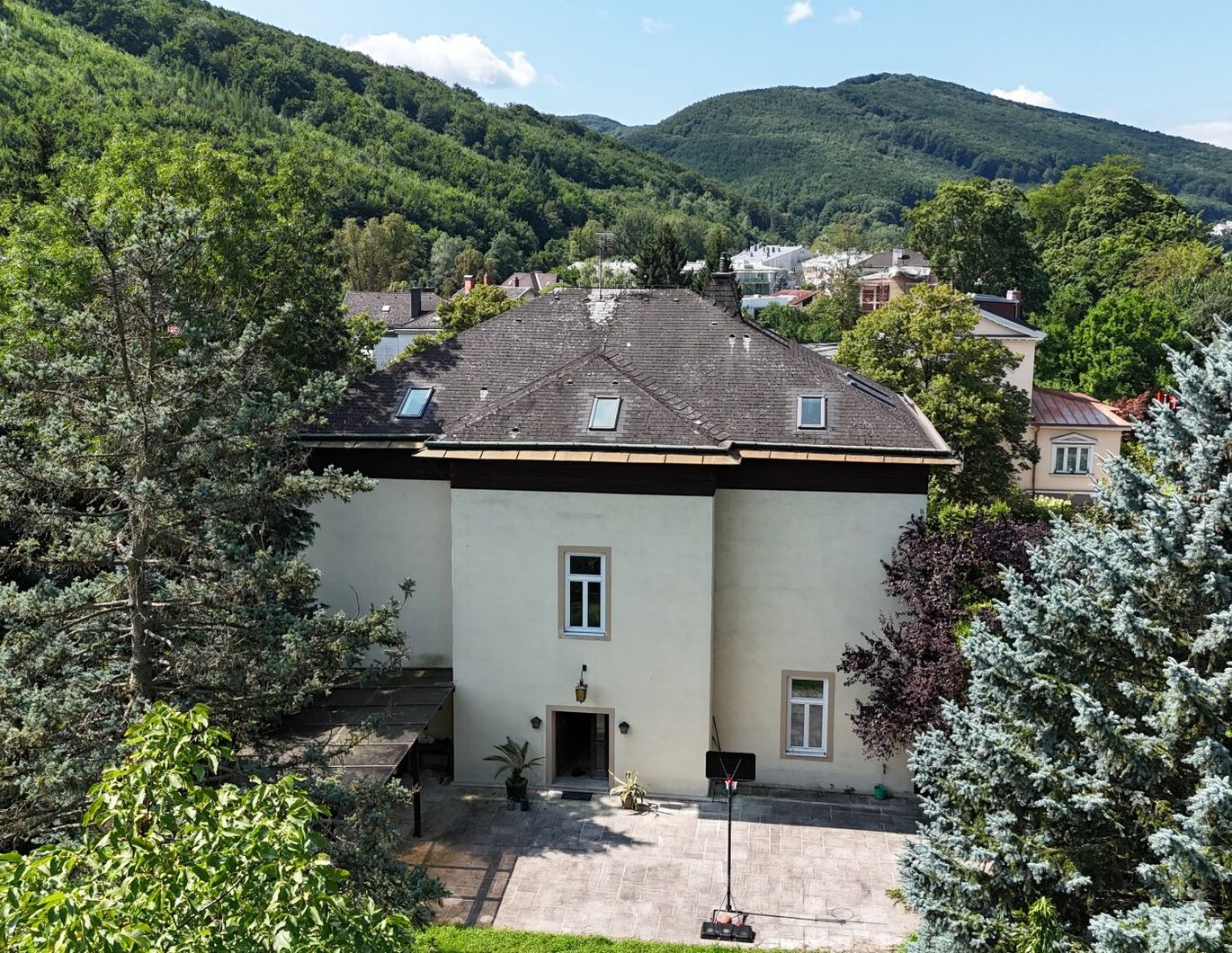 Mitten im Grünen & im Villenviertel: exklusive Gartenwohnung mit ca. 930 m² Außenfläche, beheiztem Wintergarten, Pool, Luftwärmepumpe u.v.m.!